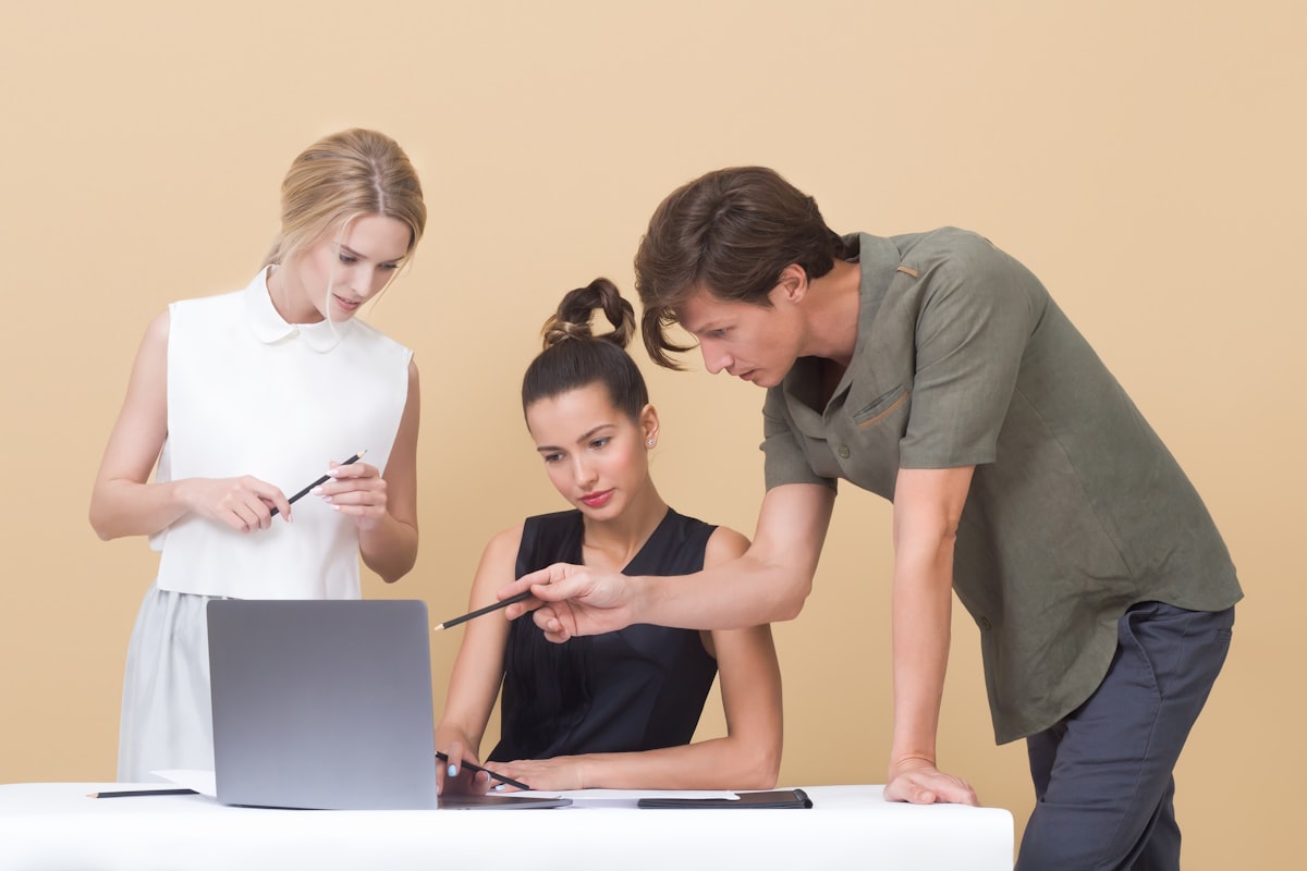 Consultores revisando un sitio web juntos frente a un notebook